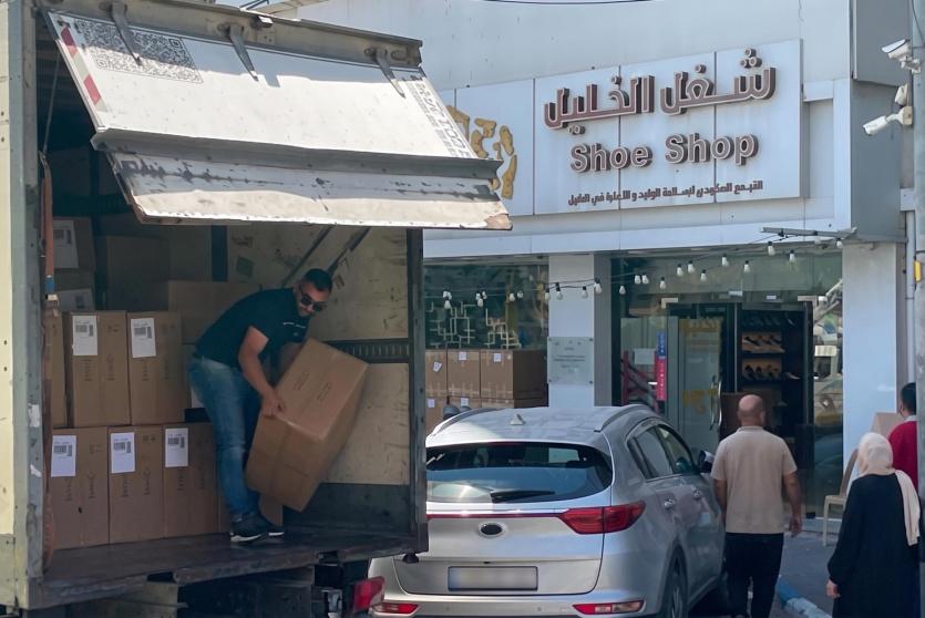 الخليل تصدّر أول شحنة أحذية فلسطينية إلى "أمازون" الأمريكية