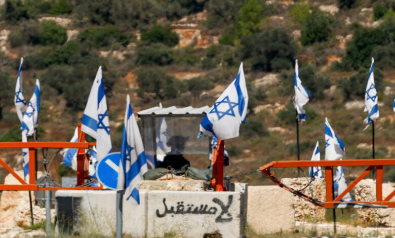 925 حاجزا وبوابة عسكرية تعيد تشكيل الجغرافيا الفلسطينية في الضفة